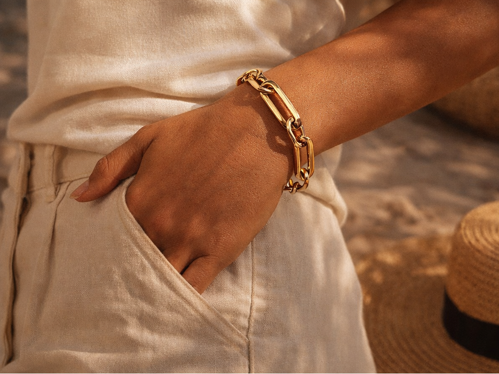 Bracelet Prestige à maillons en acier inoxydable doré porté au poignet