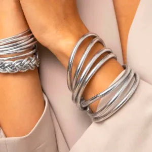 Boeddhistische jonc-armbanden met zilverkleurig mantra – Ikita Paris