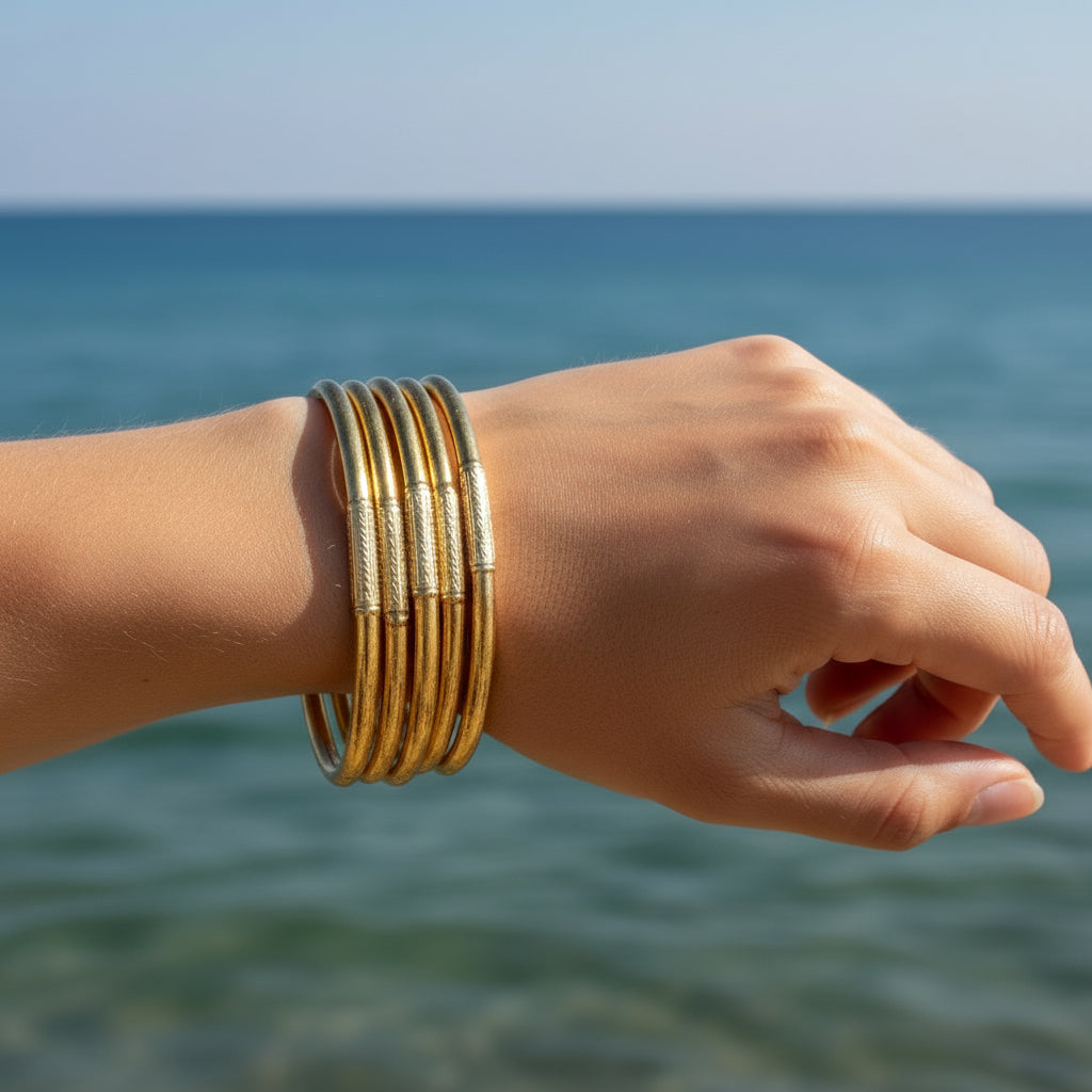 Goudkleurige boeddhistische jonc-armbanden met mantra – Ikita Paris