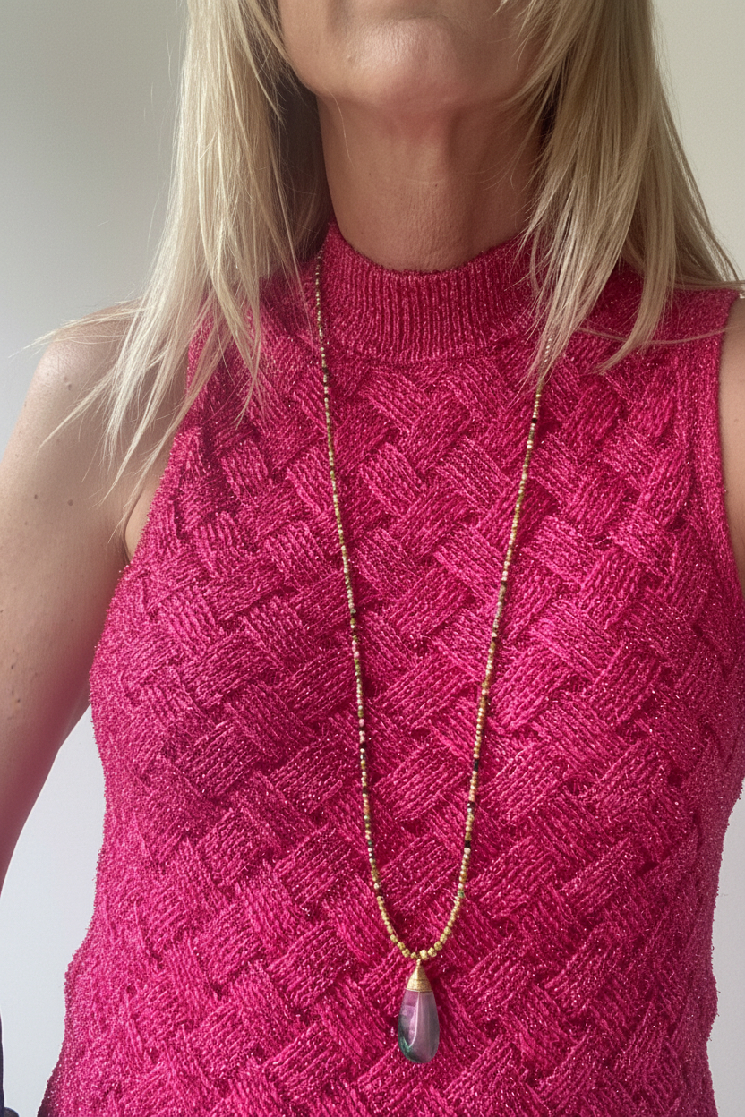 Sautoir ROSE porté, collier bohème artisanal avec pendentif en agate brésilienne et pierres naturelles