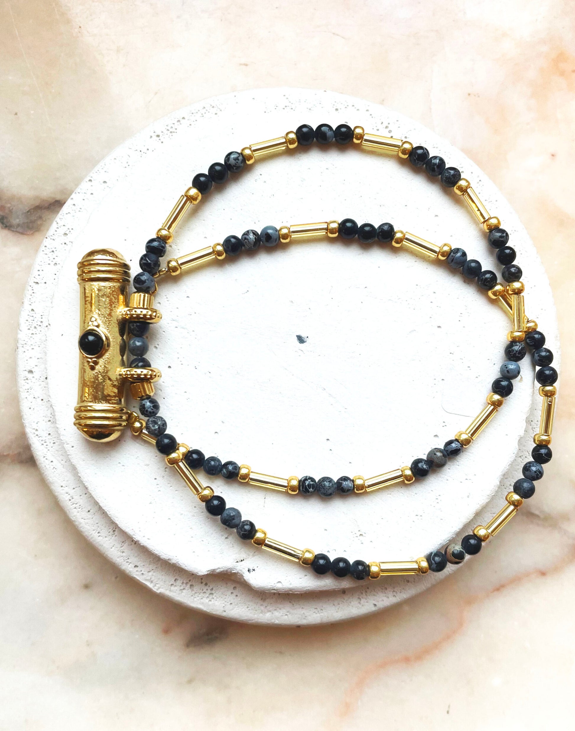 Collier Talisman de Claire de Lune Studio en jaspe impériale, régalite et obsidienne, création artisanale belge
