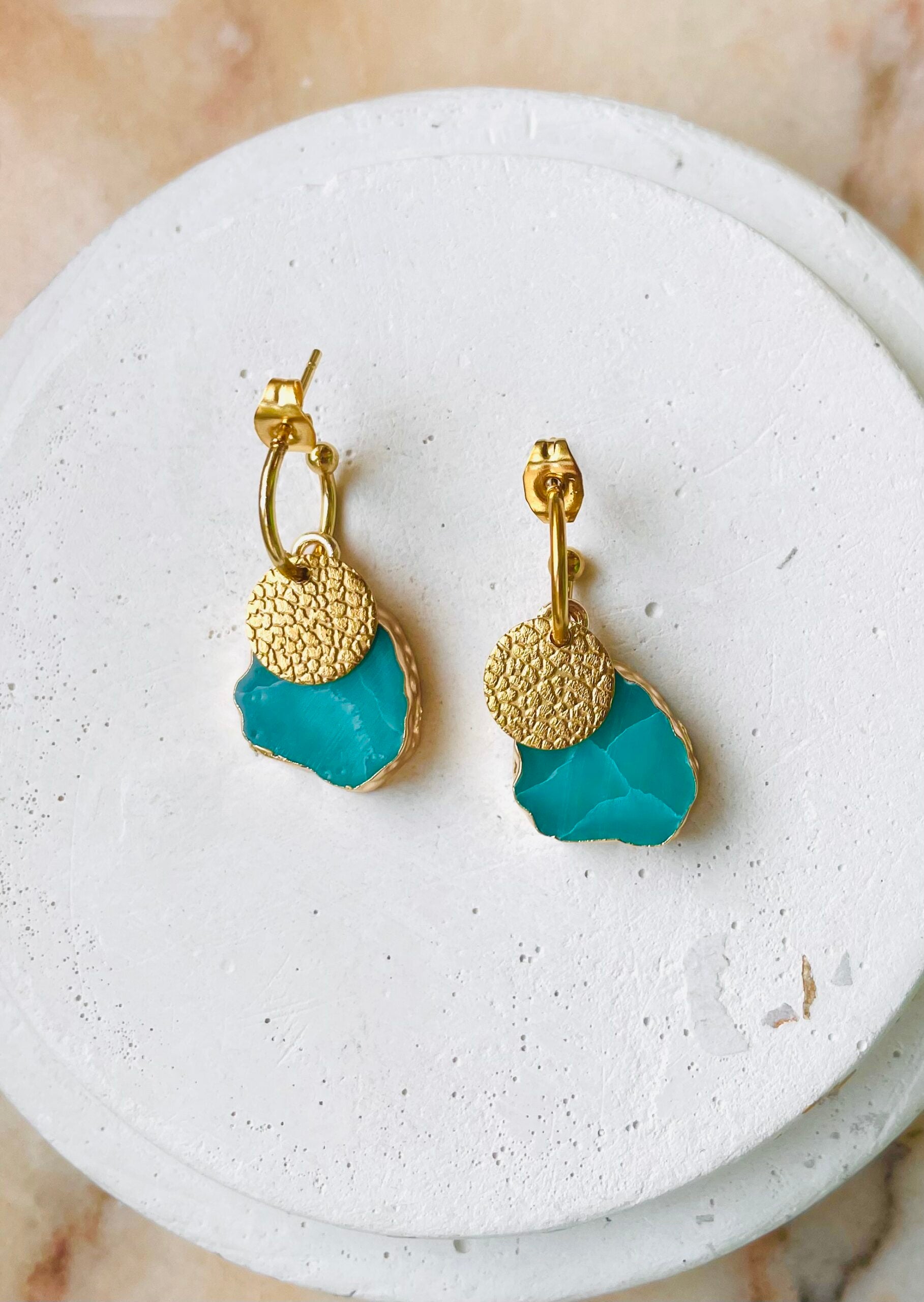 Créoles ADIXIA vert turquoise de Claire de Lune Studio, boucles d'oreilles artisanales en acier inoxydable doré et résine effet pierre