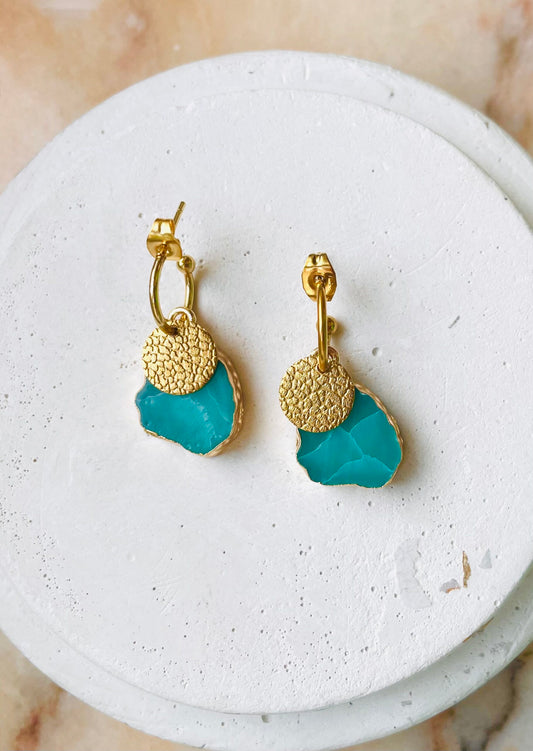 Créoles ADIXIA vert turquoise de Claire de Lune Studio, boucles d'oreilles artisanales en acier inoxydable doré et résine effet pierre