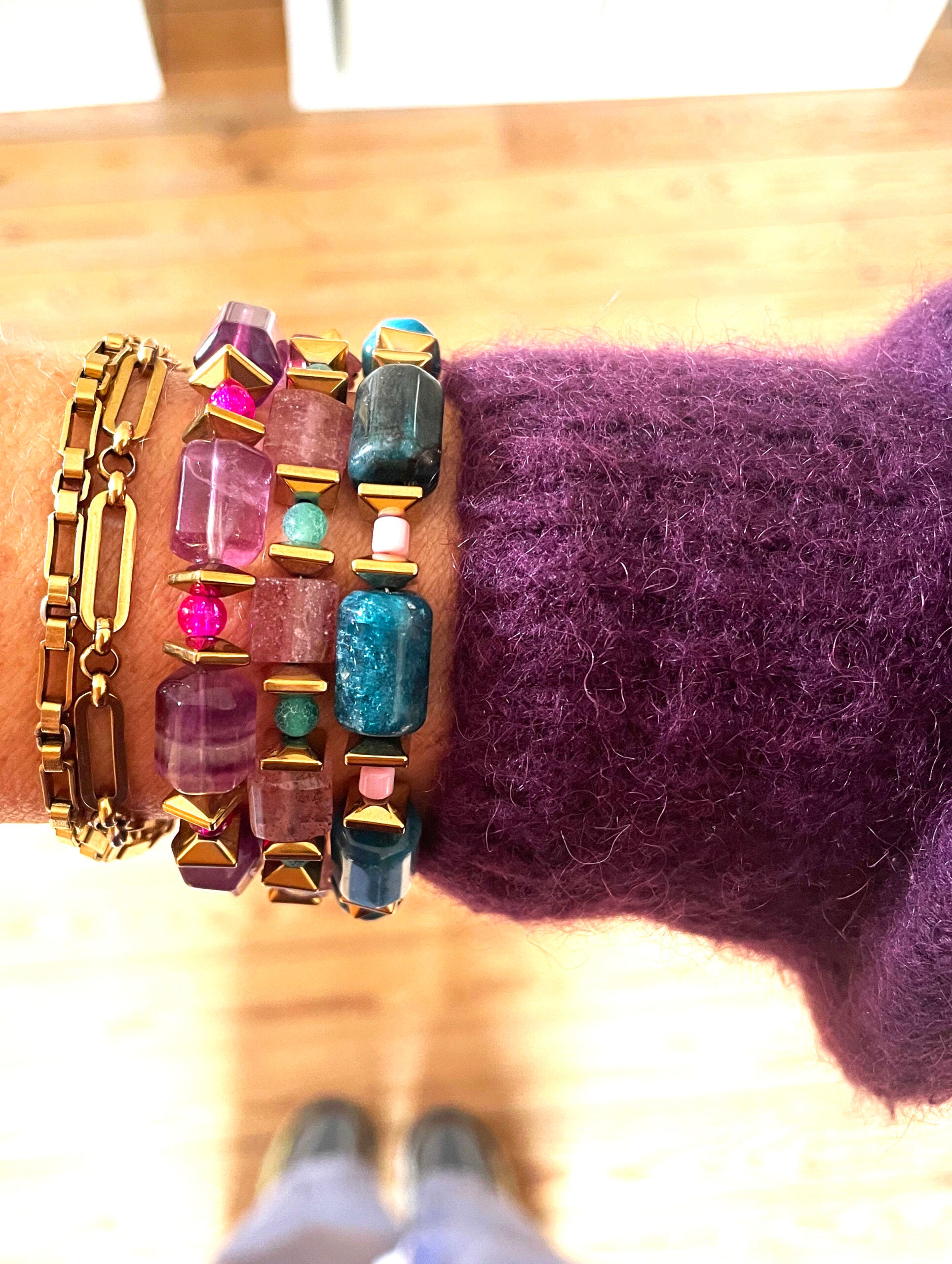 Détail du bracelet SELENE mauve avec perles violettes, fuchsia et éléments dorés en acier inoxydable