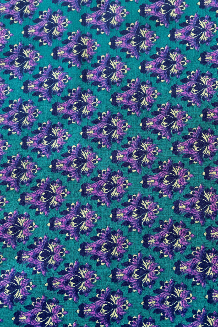 Détail du paréo en sari recyclé bleu et violet aux motifs floraux stylisés