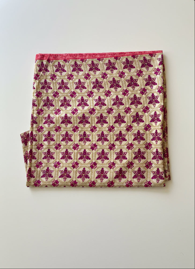 Détail des motifs géométriques du paréo en sari recyclé rose beige et violet