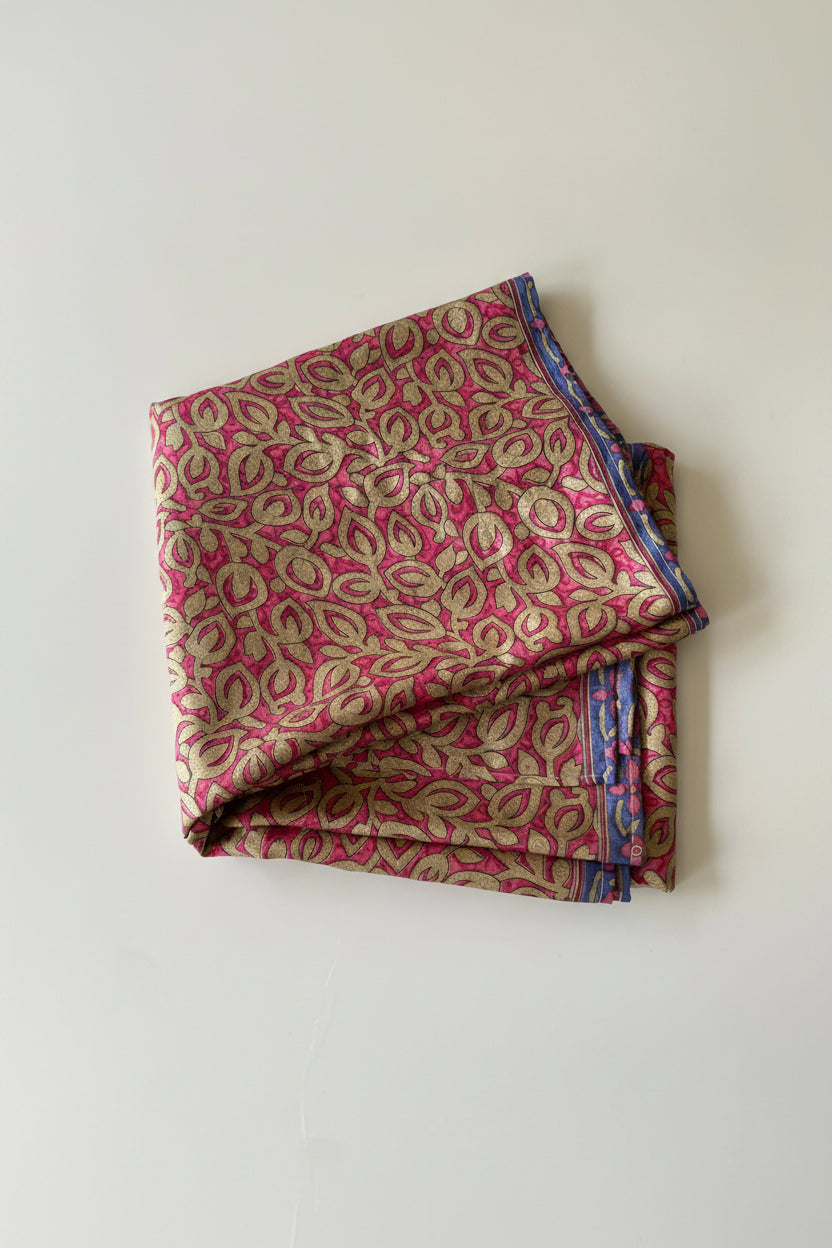 Détail du paréo en sari recyclé rose aux motifs floraux