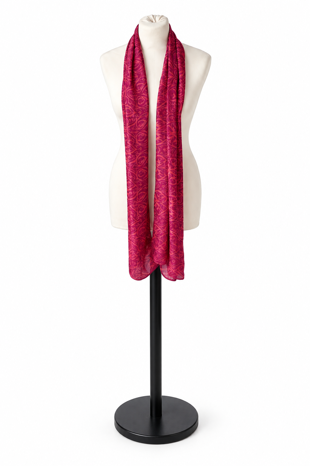 Foulard-étole en sari indien recyclé fuchsia porté autour du cou