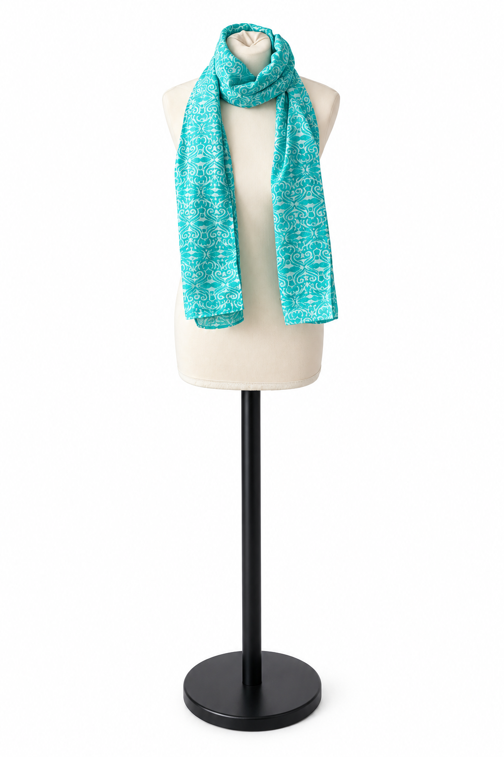 Foulard-étole en sari indien recyclé turquoise et ivoire porté autour du cou