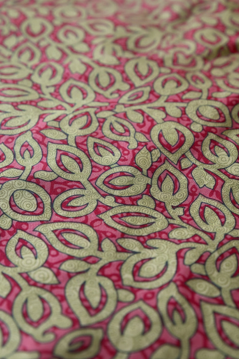 Gros plan sur le tissu du paréo en sari recyclé rose et doré