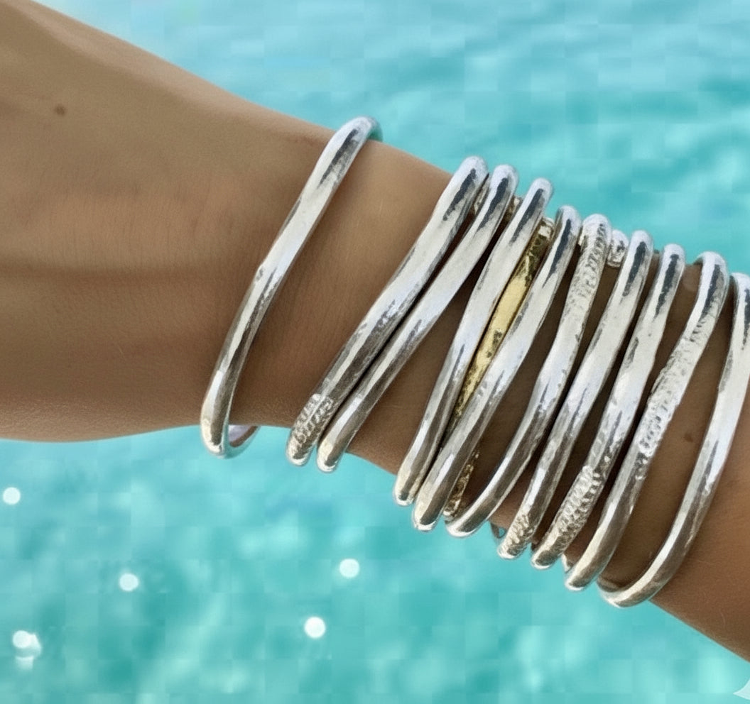 Boeddhistische jonc-armbanden met zilverkleurig mantra – Ikita Paris