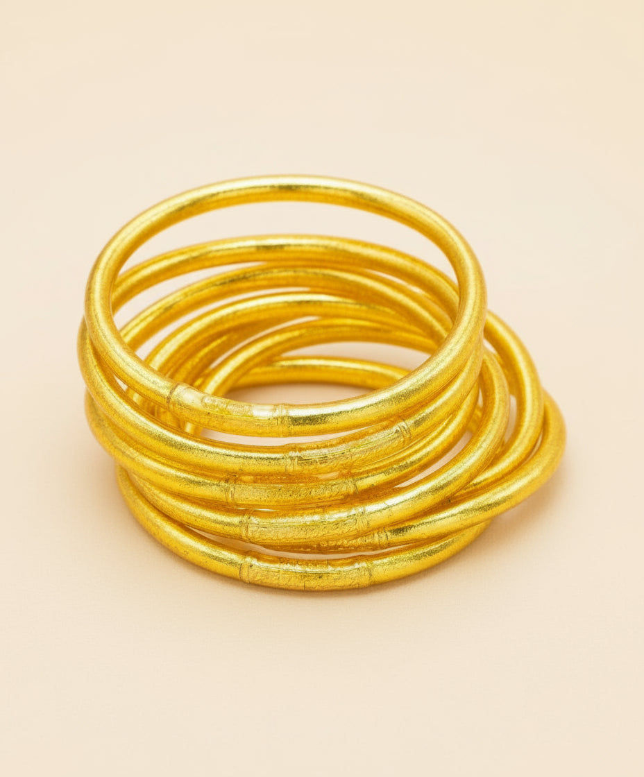 Goudkleurige boeddhistische jonc-armbanden met mantra – Ikita Paris