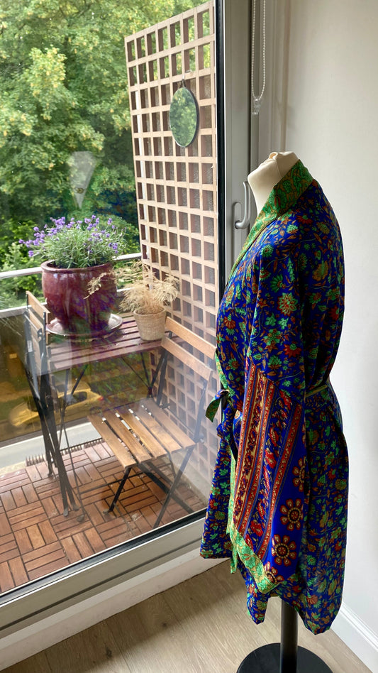 Kimono bohème chic bleu royal en sari recyclé vu de profil