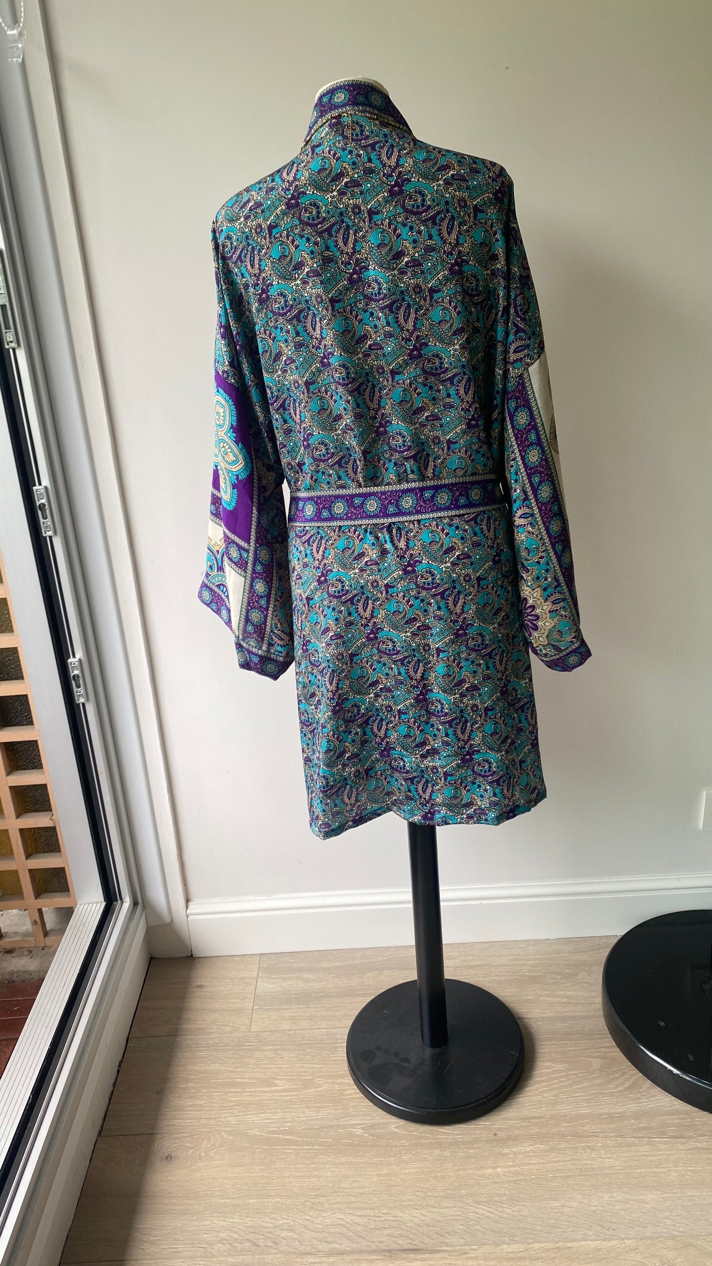 Kimono bohème femme turquoise et violet à motifs cachemire vue arrière