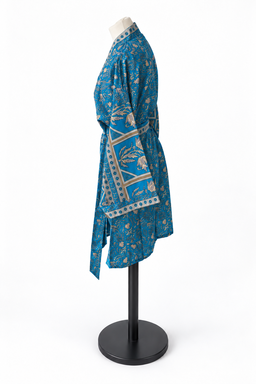 Kimono femme midi en sari indien recyclé turquoise et beige doré – vue de profi