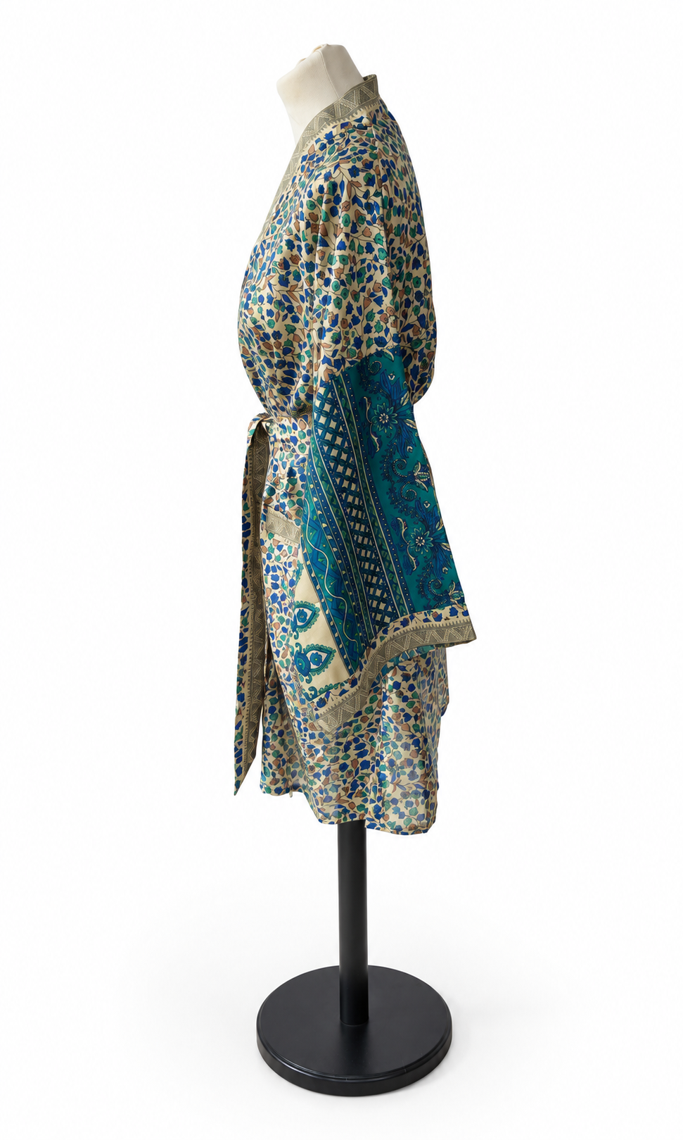 Kimono midi beige et turquoise en sari indien recyclé, vue de profil