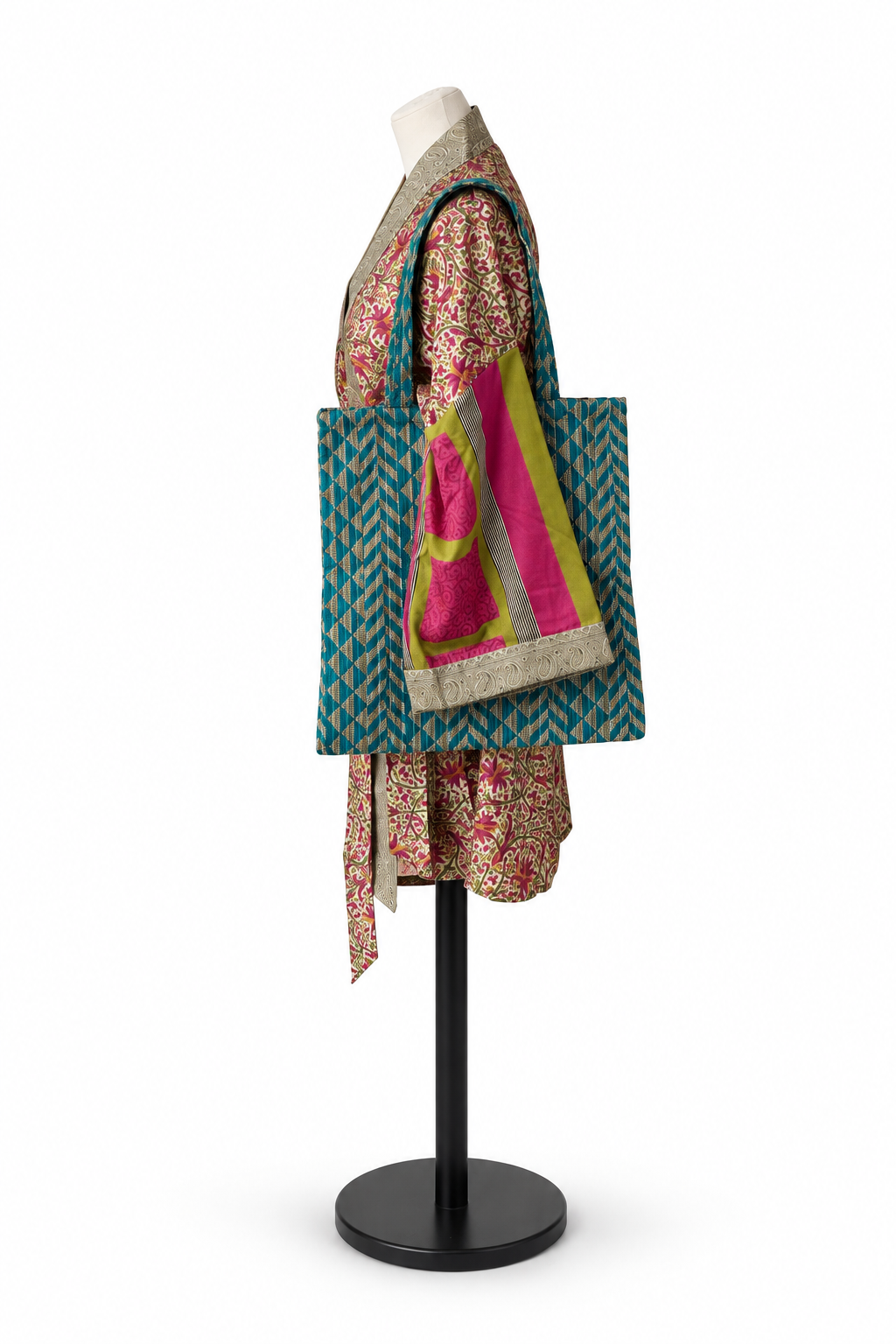 Kimono midi rose terracota en sari indien recyclé, vue de profil