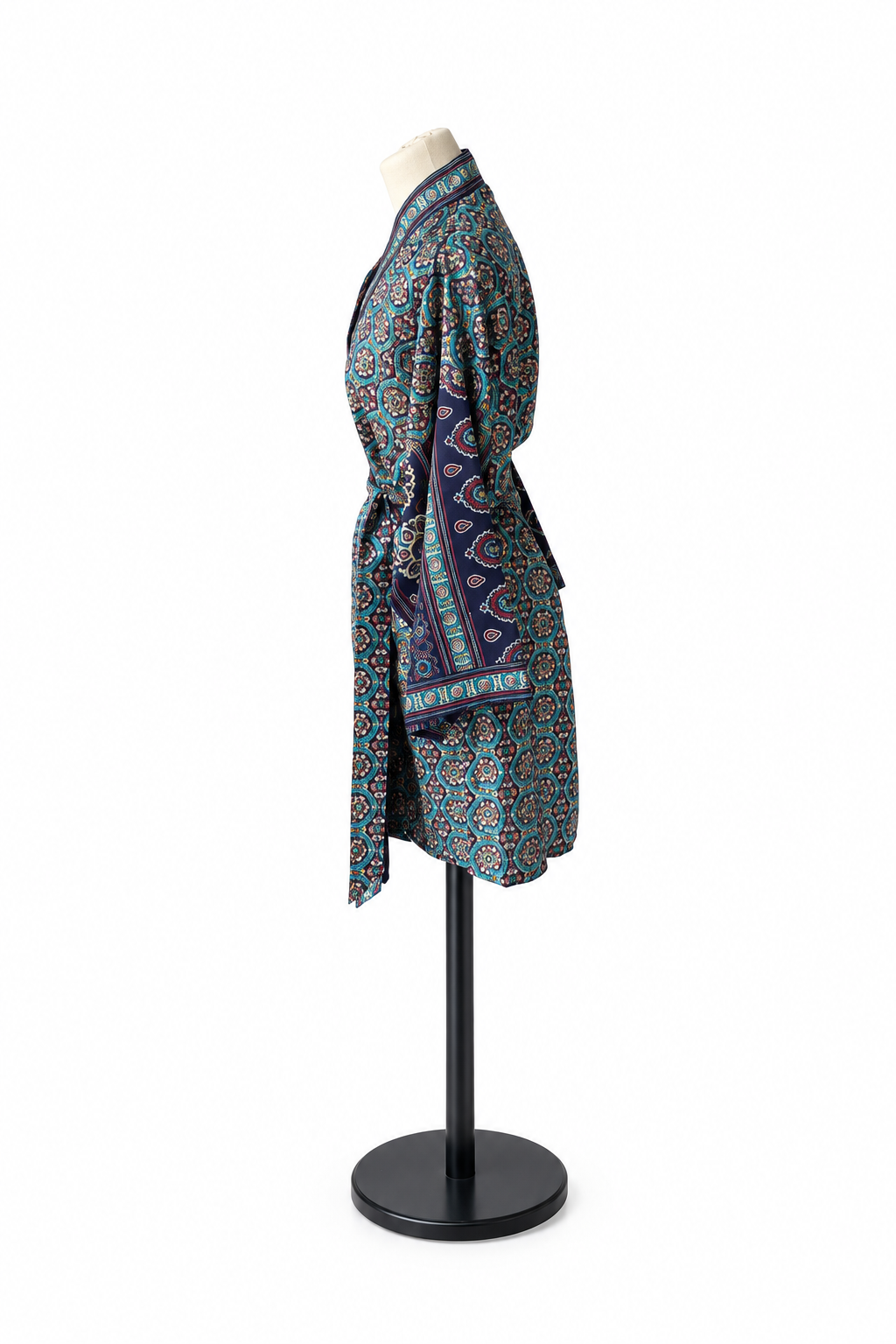 Vue de côté d’un kimono midi en sari recyclé bleu, violet et beige