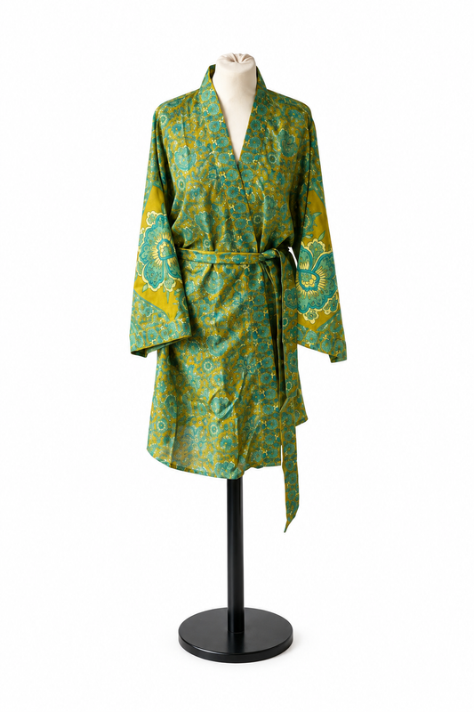 Kimono midi en sari recyclé vert olive, turquoise et jaune doré, avec ceinture assortie, vu de face sur mannequin.