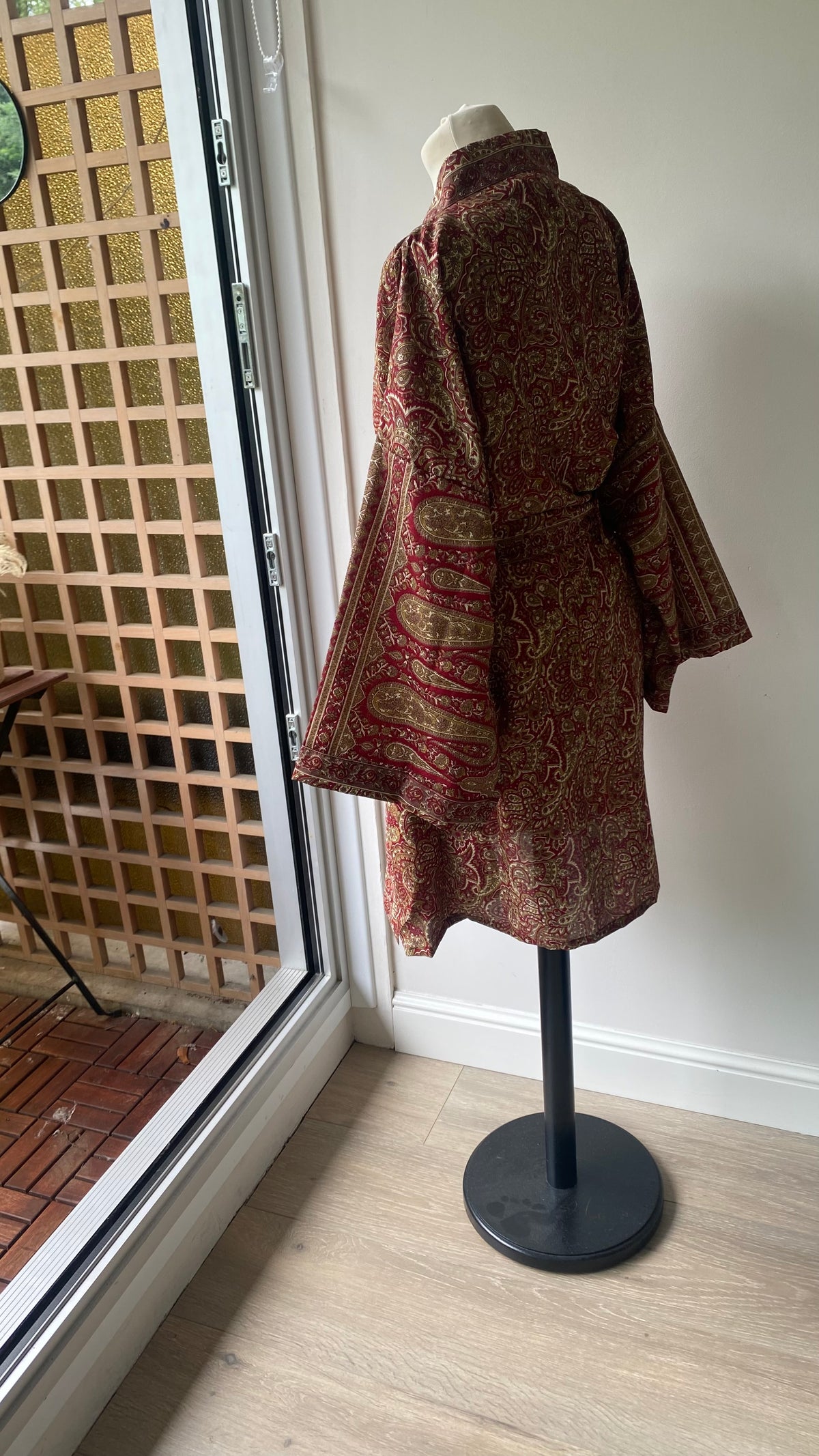 Kimono en sari indien recyclé bordeaux et or à motifs cachemire, vue de dos sur mannequin