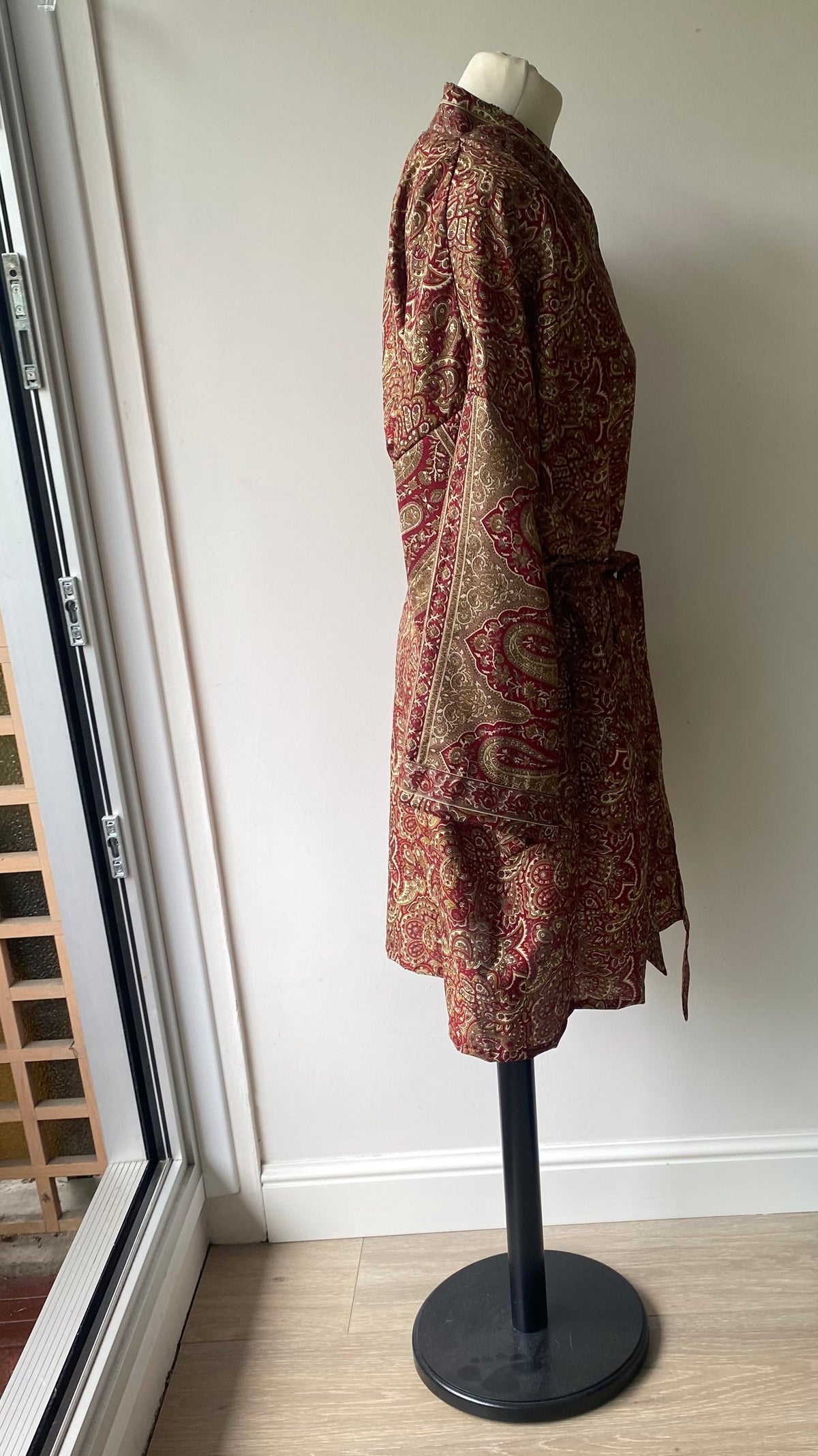 Vue de profil du Kimono en sari indien recyclé, création artisanale unique.