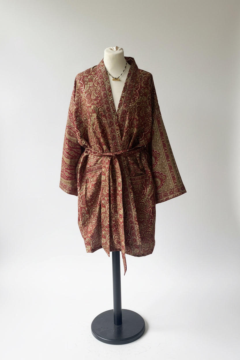 Kimono en sari indien recyclé bordeaux et or à motifs cachemire, présenté de face sur mannequin