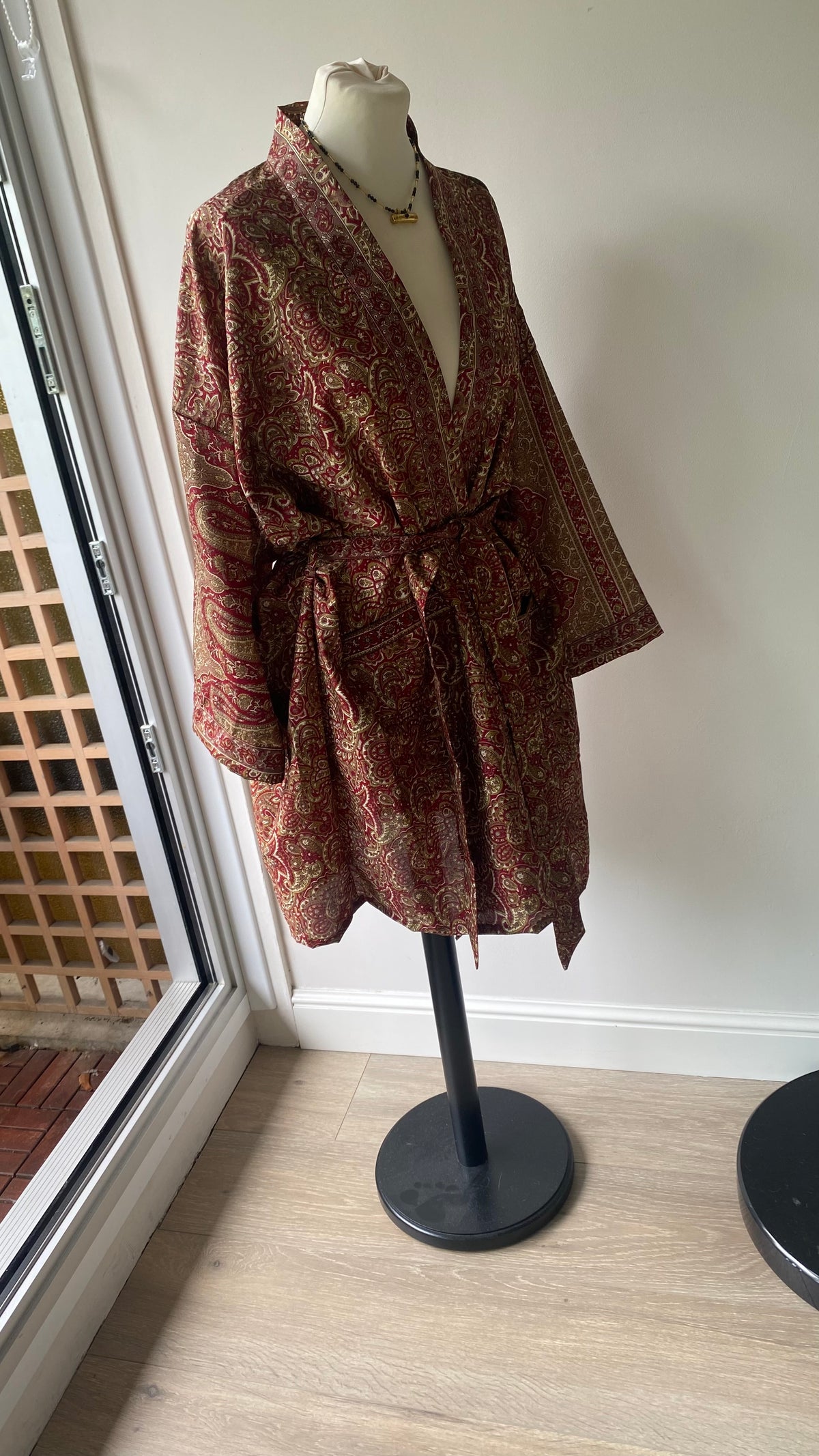Kimono en sari indien recyclé bordeaux et or à motifs cachemire, vue trois-quarts sur mannequin avec ceinture