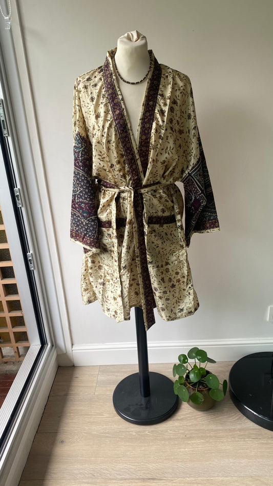 Kimono en sari recyclé beige fleuri avec ceinture assortie, pièce unique artisanale