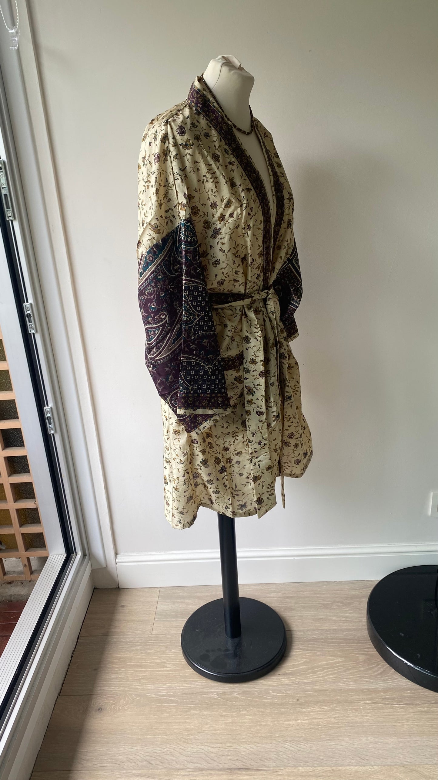 Vue de profil du kimono en sari recyclé beige à imprimé fleuri