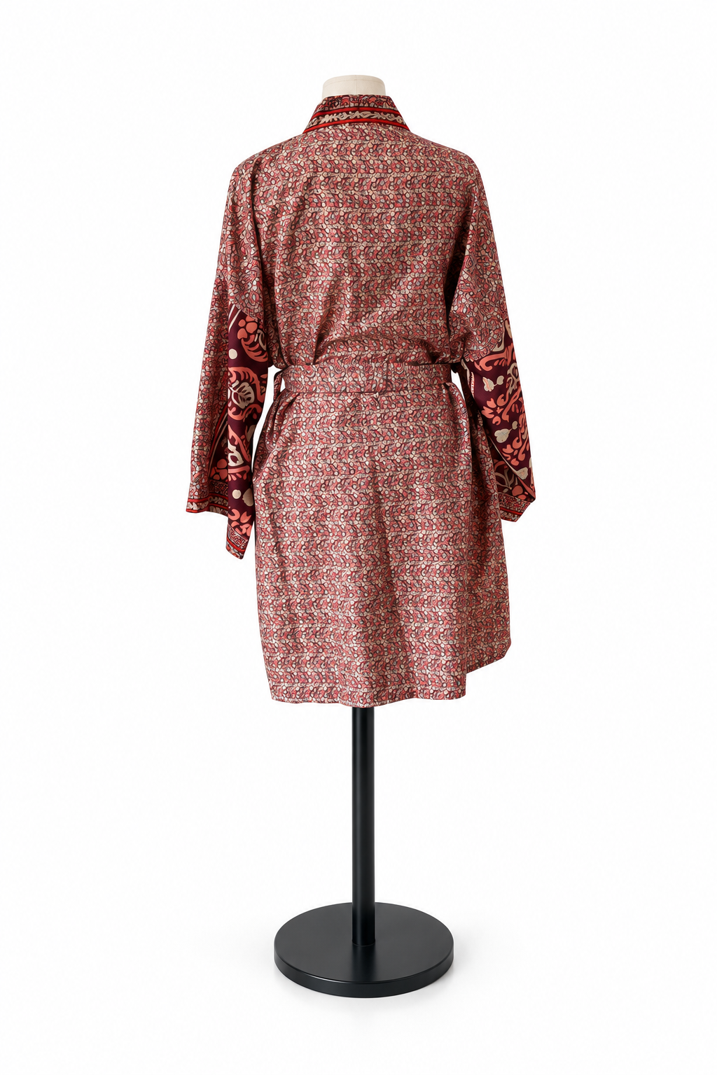 Kimono midi en sari indien recyclé vieux rose, bordeaux et terracotta à motifs, vue de os 