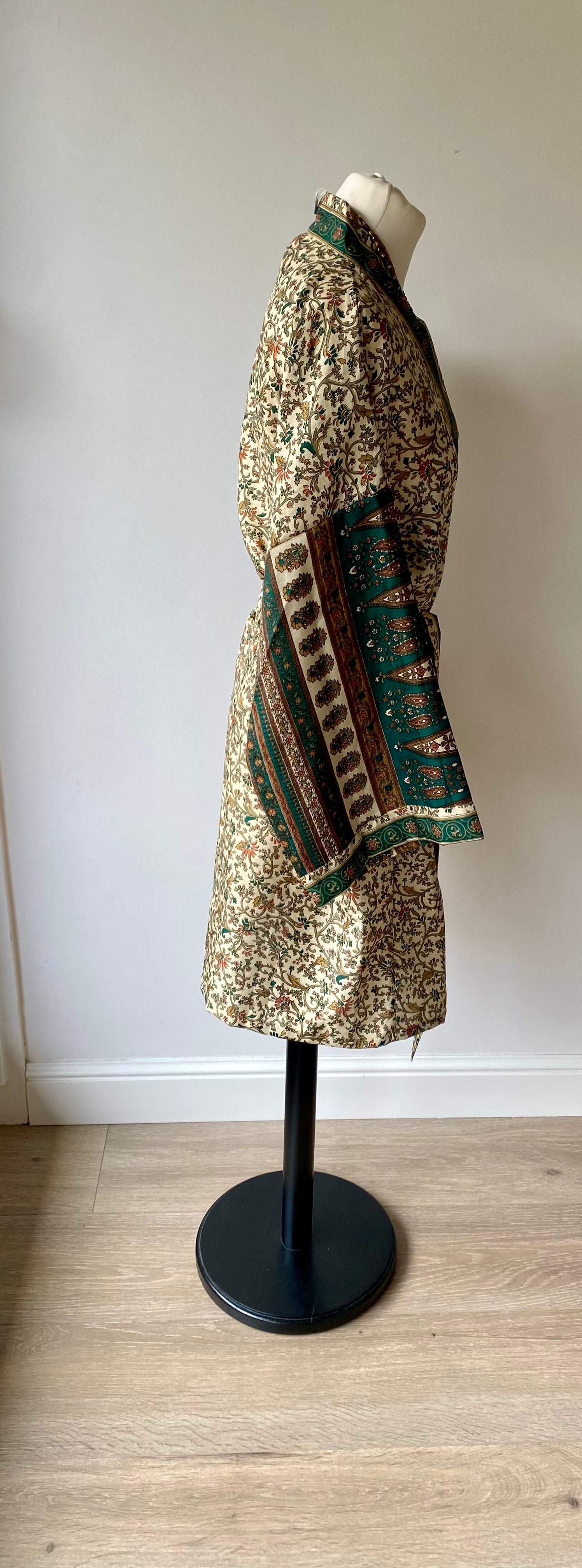 Vue de profil du kimono vert olive et beige à imprimé végétal bohème chic