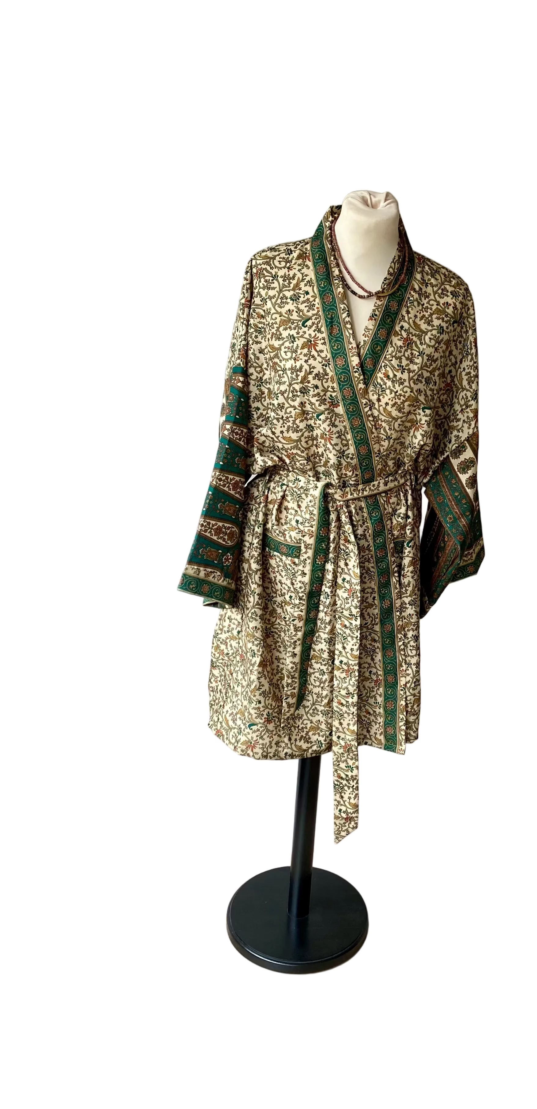 Vue de profil gauche du kimono vert olive et beige à imprimé végétal bohème chic