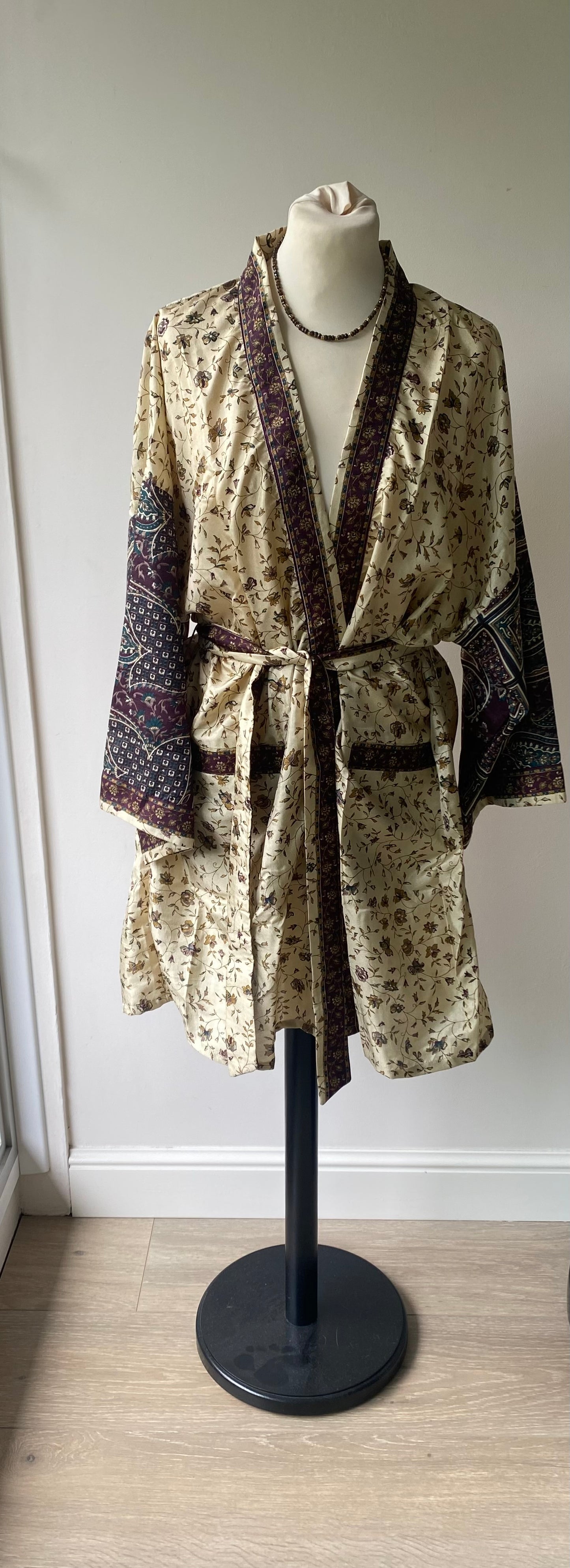 Kimono en sari recyclé beige fleuri avec ceinture assortie, pièce unique artisanale