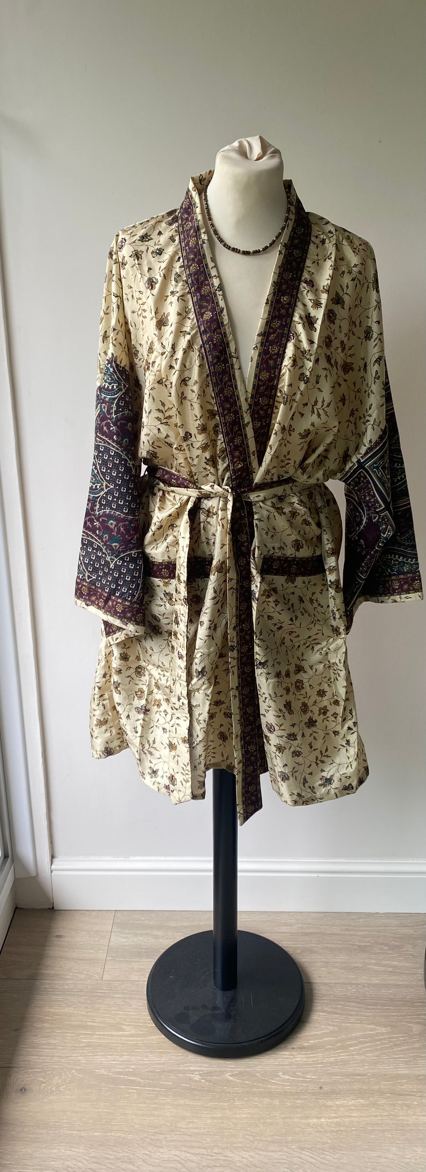 Kimono en sari recyclé beige fleuri avec ceinture assortie, pièce unique artisanale