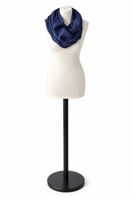 Loop Scarf en sari indien recyclé bleu nuit et doré porté autour du cou