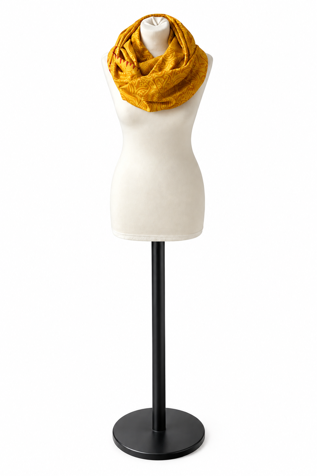 Loop Scarf en sari indien recyclé jaune safran porté autour du cou
