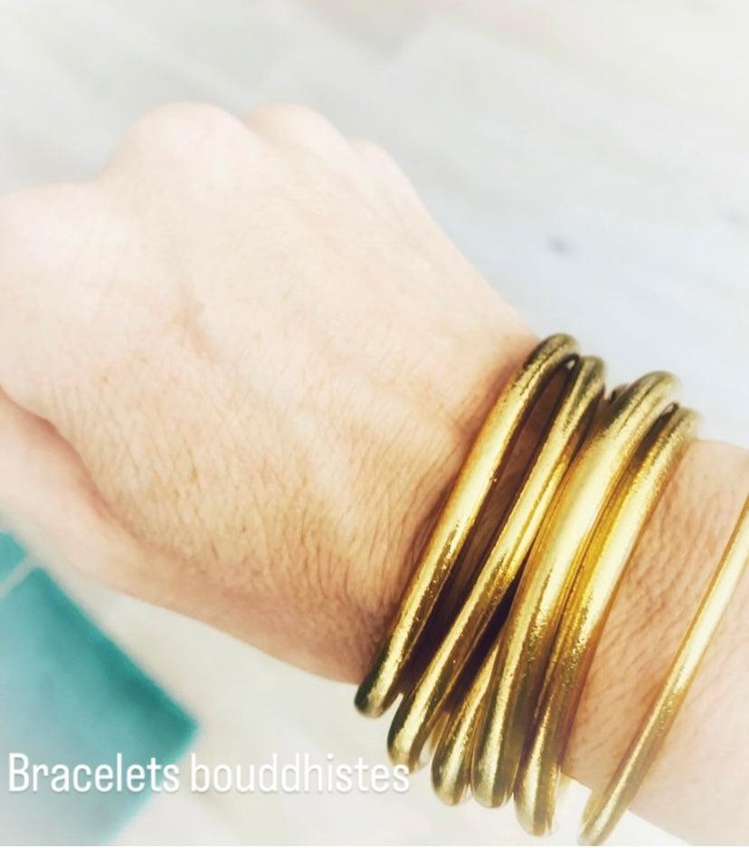 Goudkleurige boeddhistische jonc-armbanden met mantra – Ikita Paris