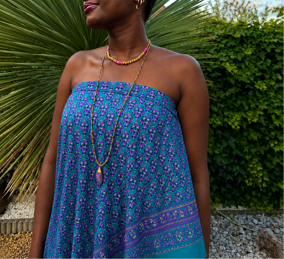 Paréo bohème en sari recyclé bleu et violet porté en tenue estivale