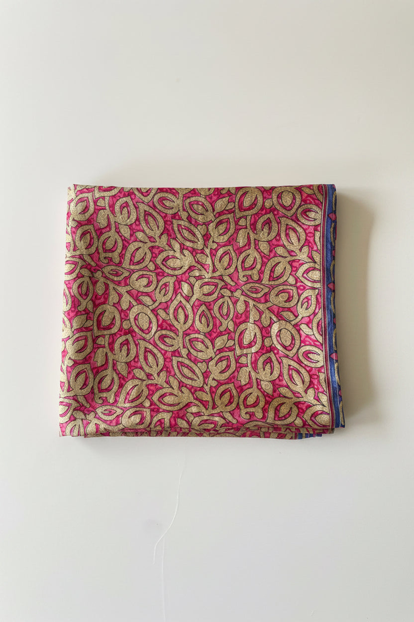 Paréo bohème en sari recyclé rose et doré plié