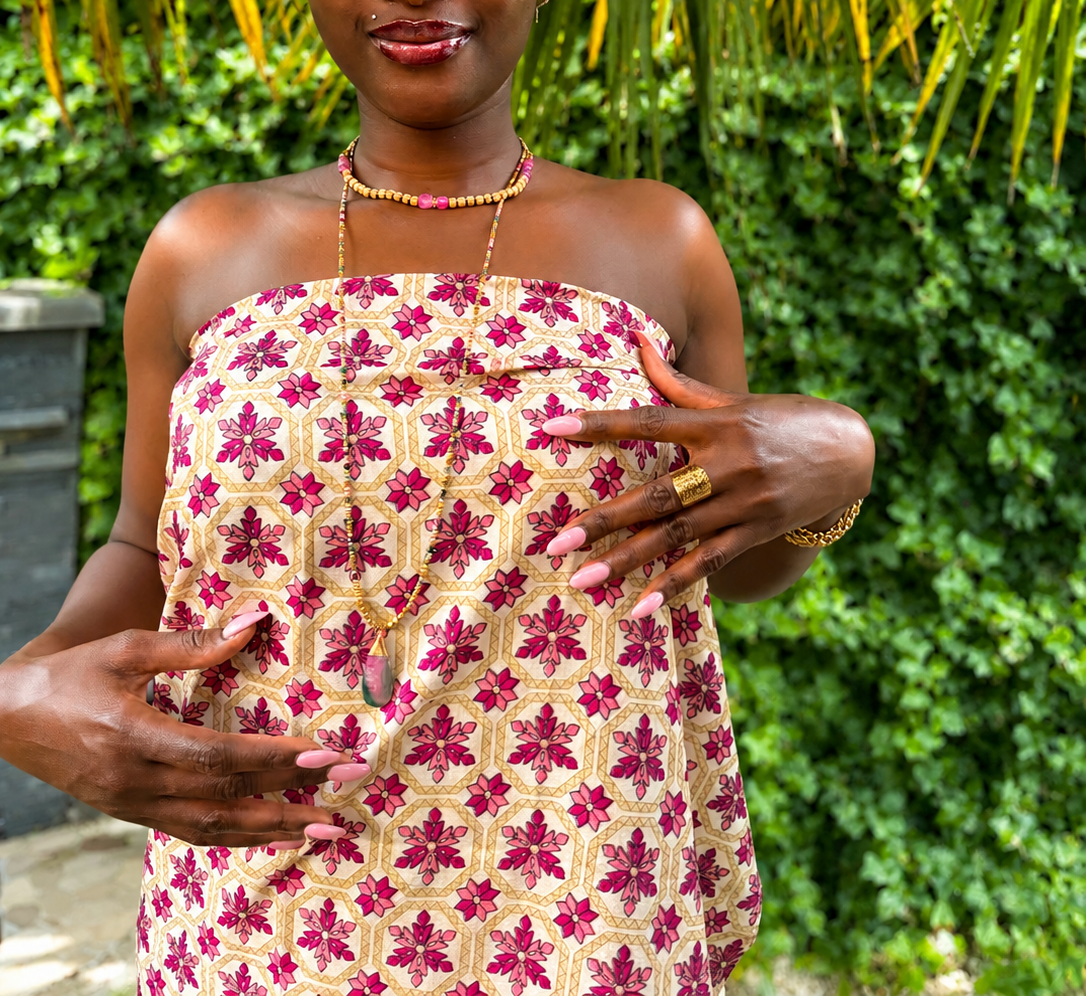 Paréo de plage en sari recyclé rose beige et violet porté en tenue estivale