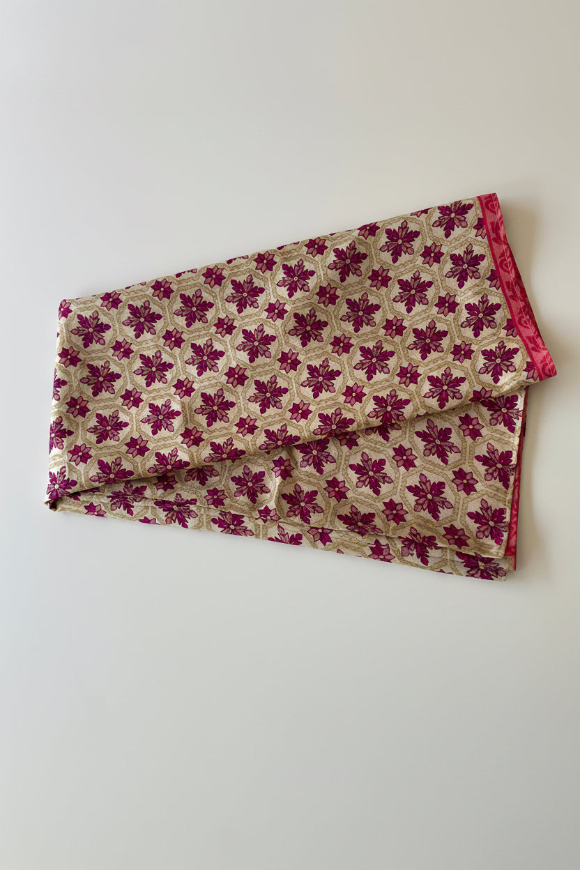 Paréo en sari recyclé rose beige et violet présenté plié