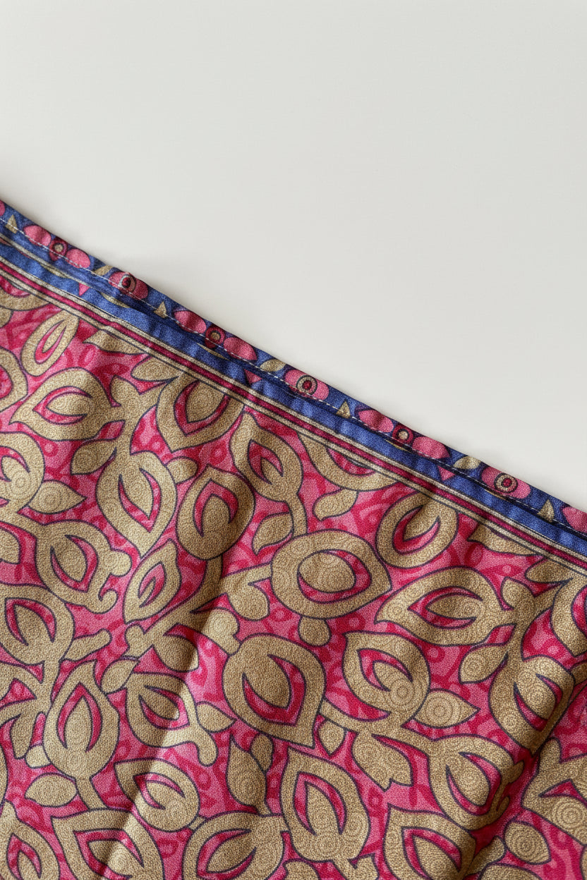 Paréo rose en sari recyclé avec motifs dorés et détails artisanaux