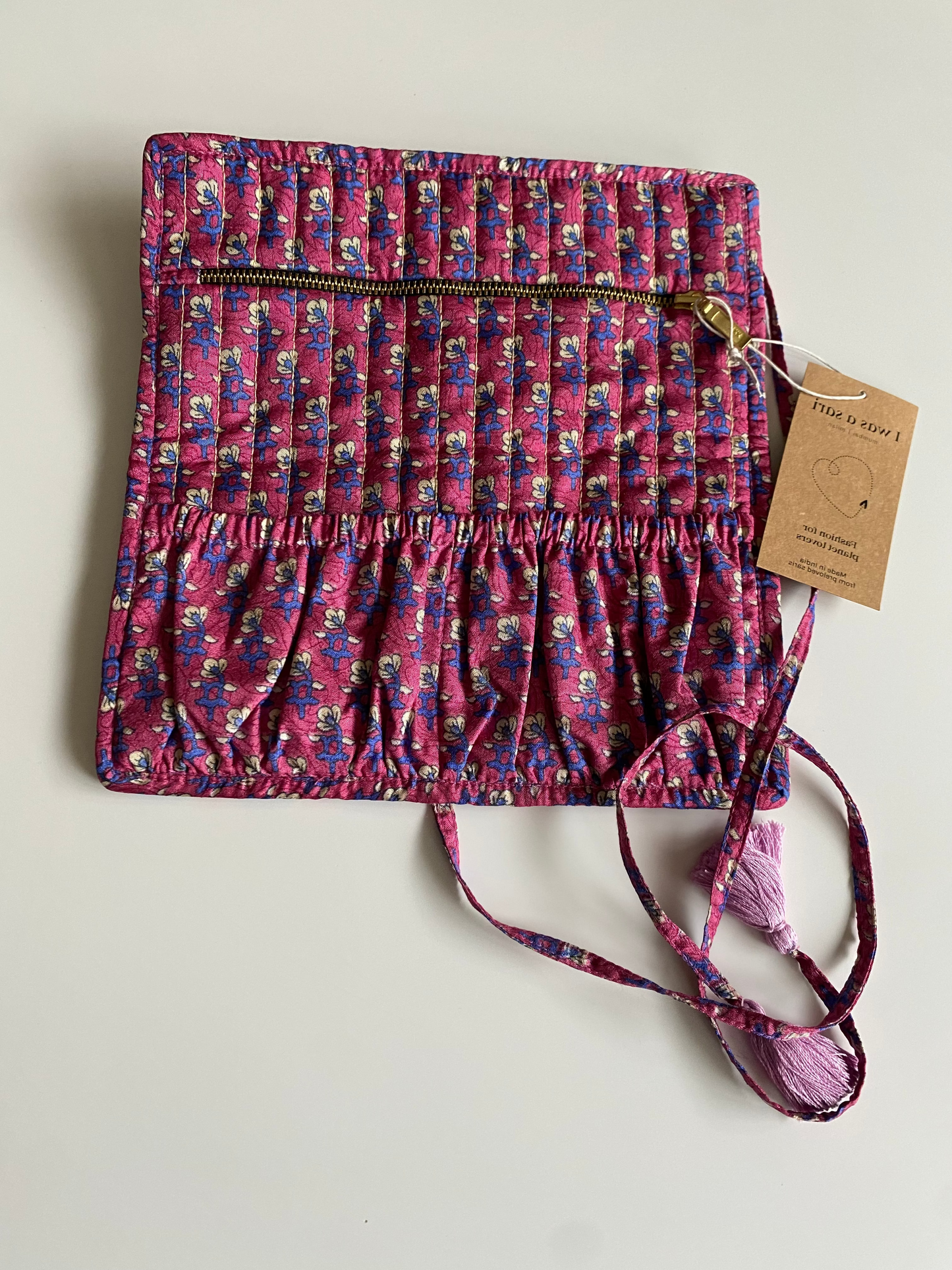 Pochette en sari recyclé ouverte pour ranger bijoux et accessoires