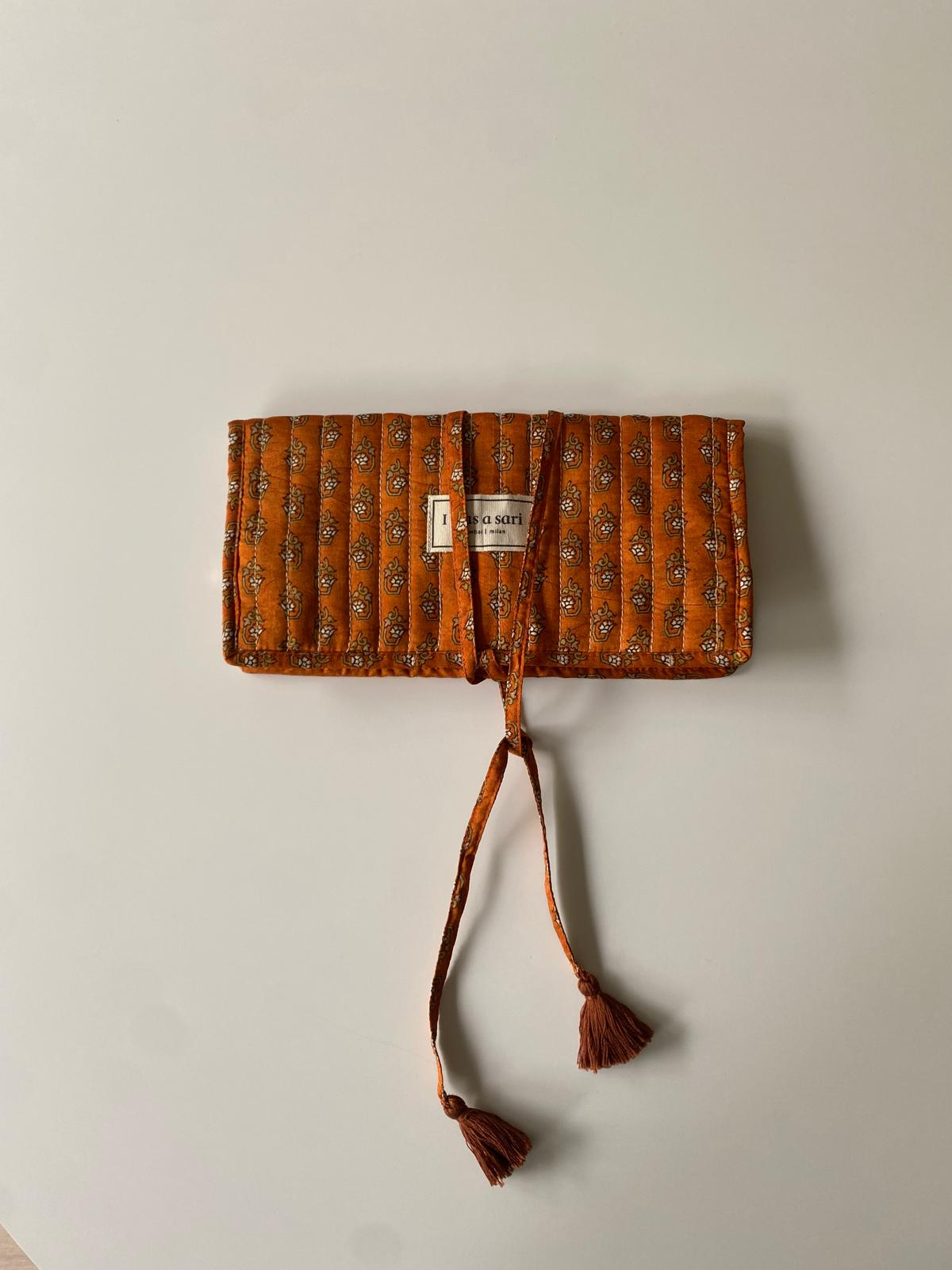 Pochette en sari recyclé ocre et terracotta avec lien de fermeture et pompons, pièce unique artisanale