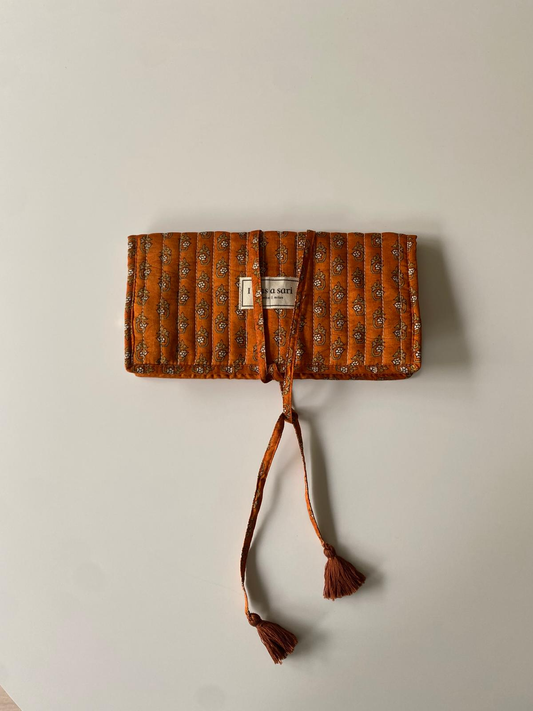 Pochette en sari recyclé ocre et terracotta avec lien de fermeture et pompons, pièce unique artisanale