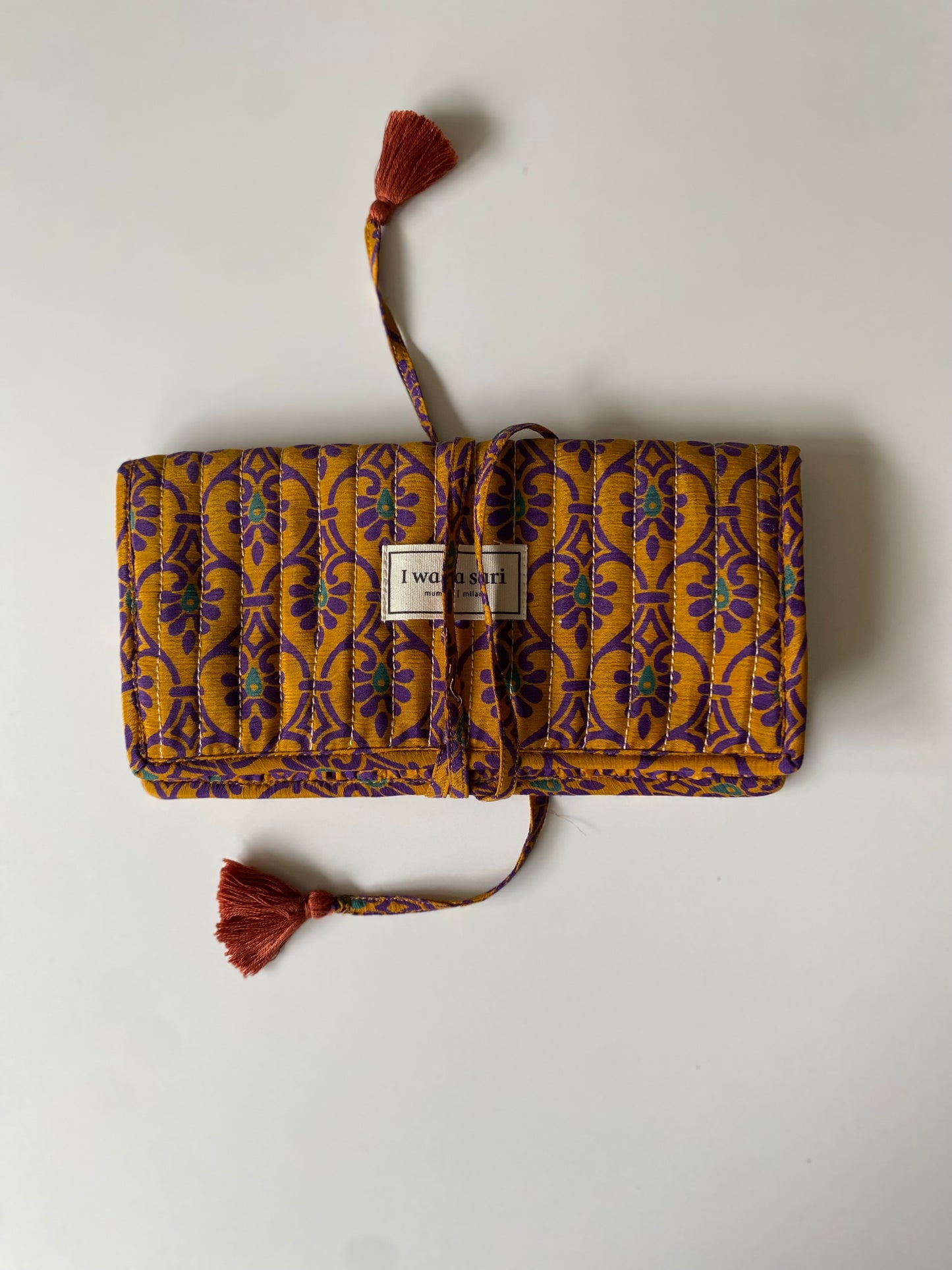 Pochette en sari recyclé artisanale avec fermeture à cordon, pièce unique