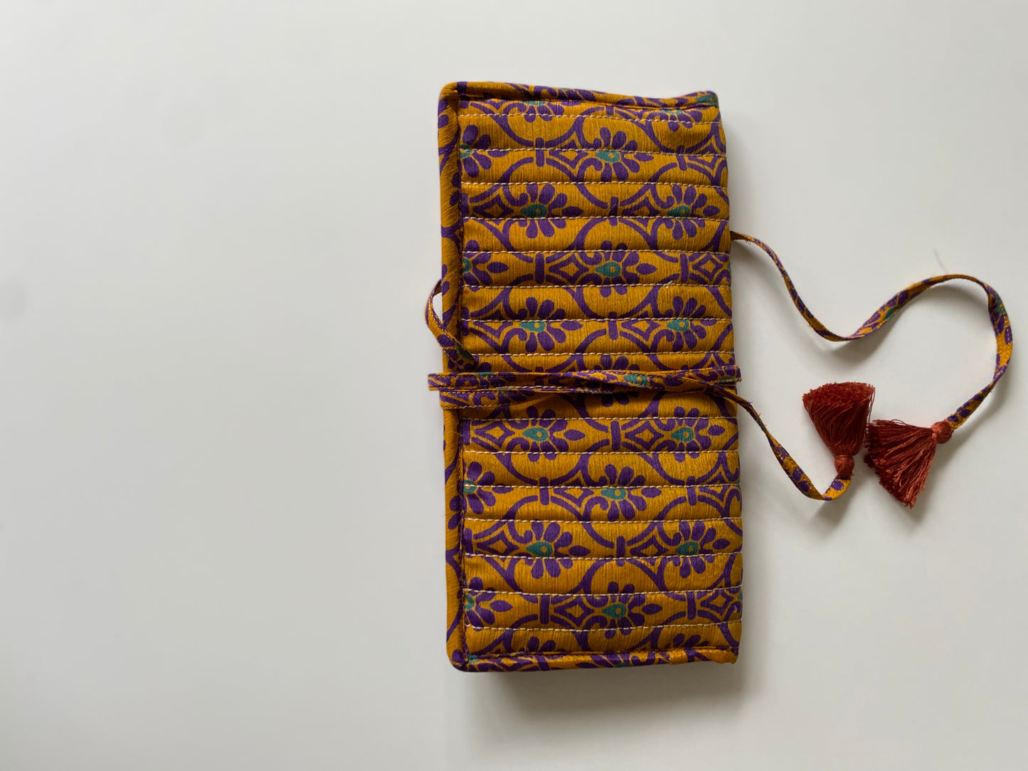 Pochette en sari recyclé fermée avec cordon de serrage