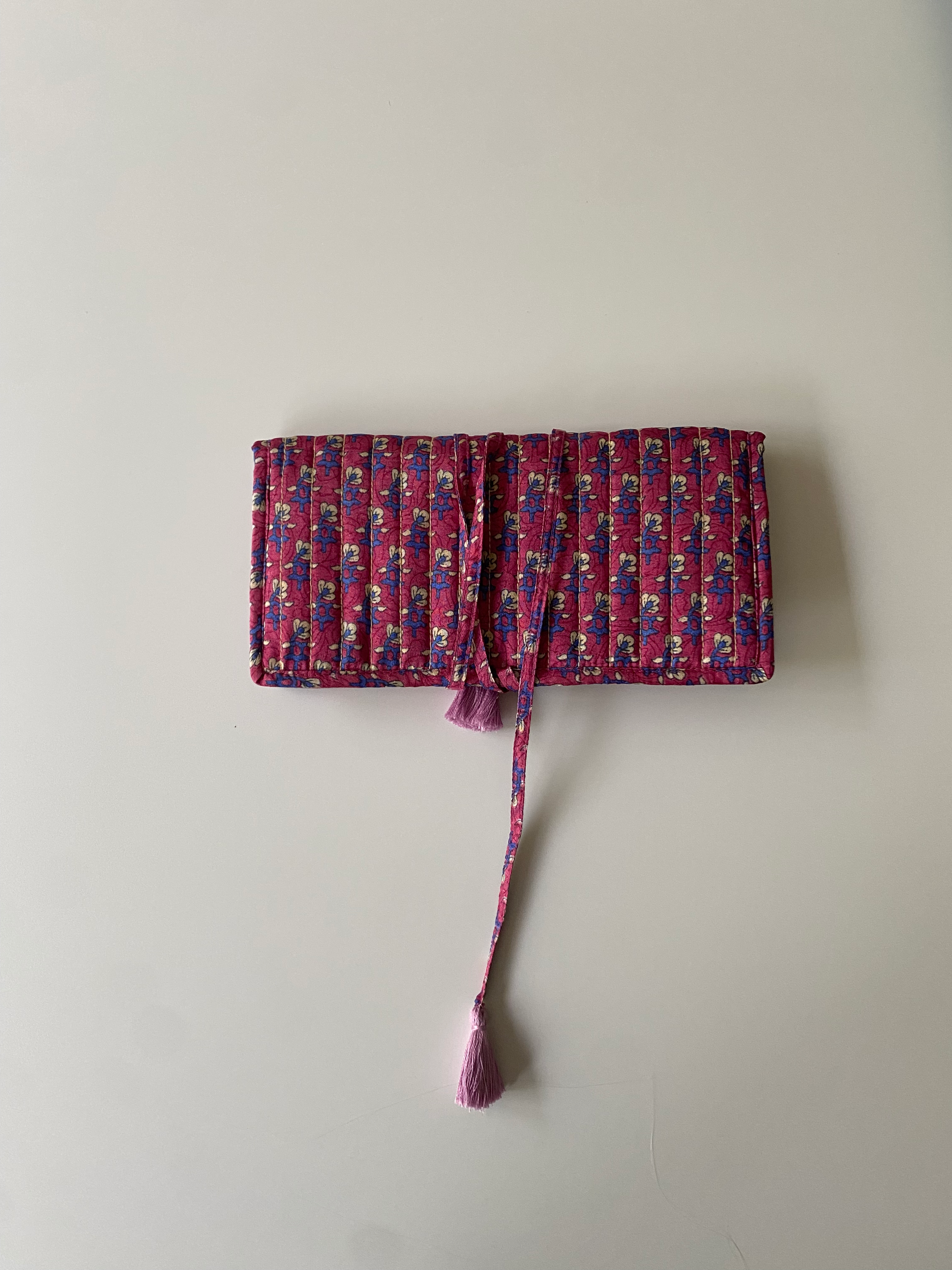 Pochette en sari recyclé fermée avec cordon de serrage
