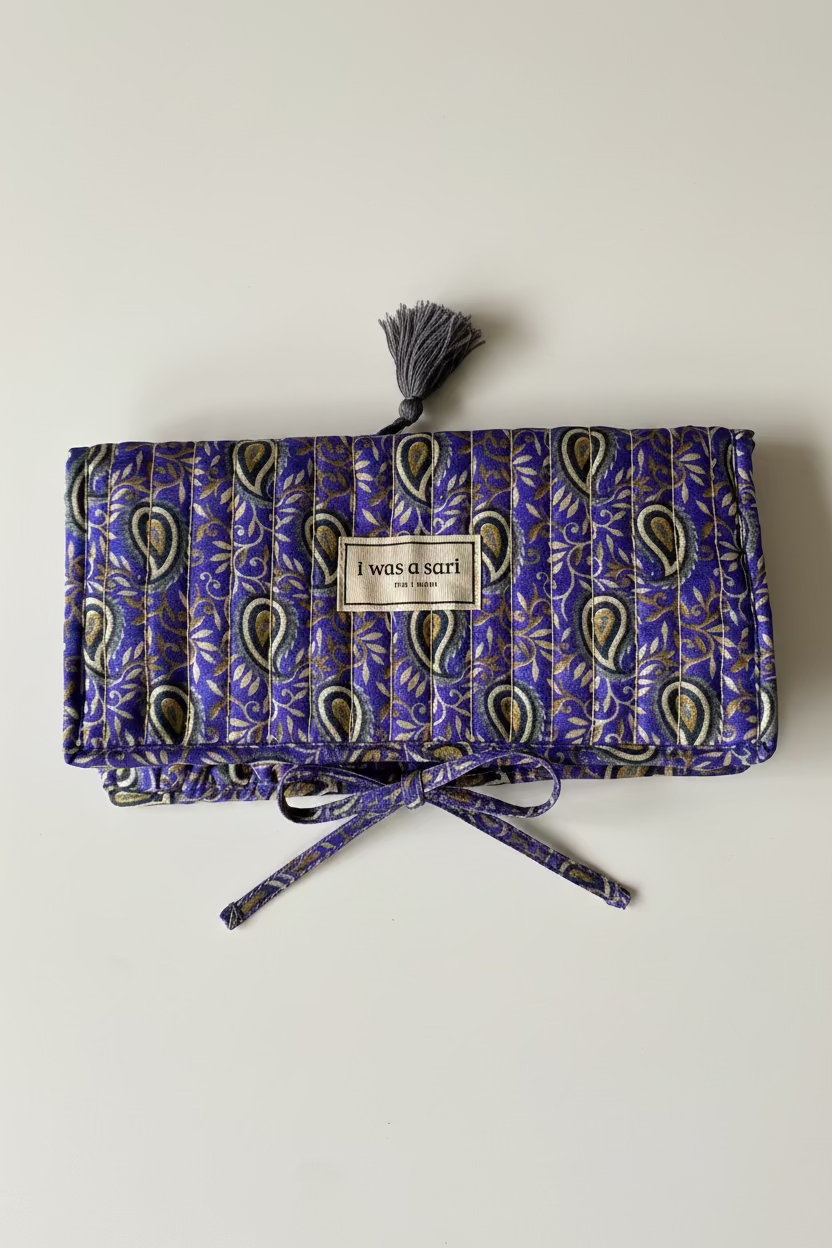 Pochette en sari recyclé violet et bleu avec fermeture à cordon, pièce unique artisanale