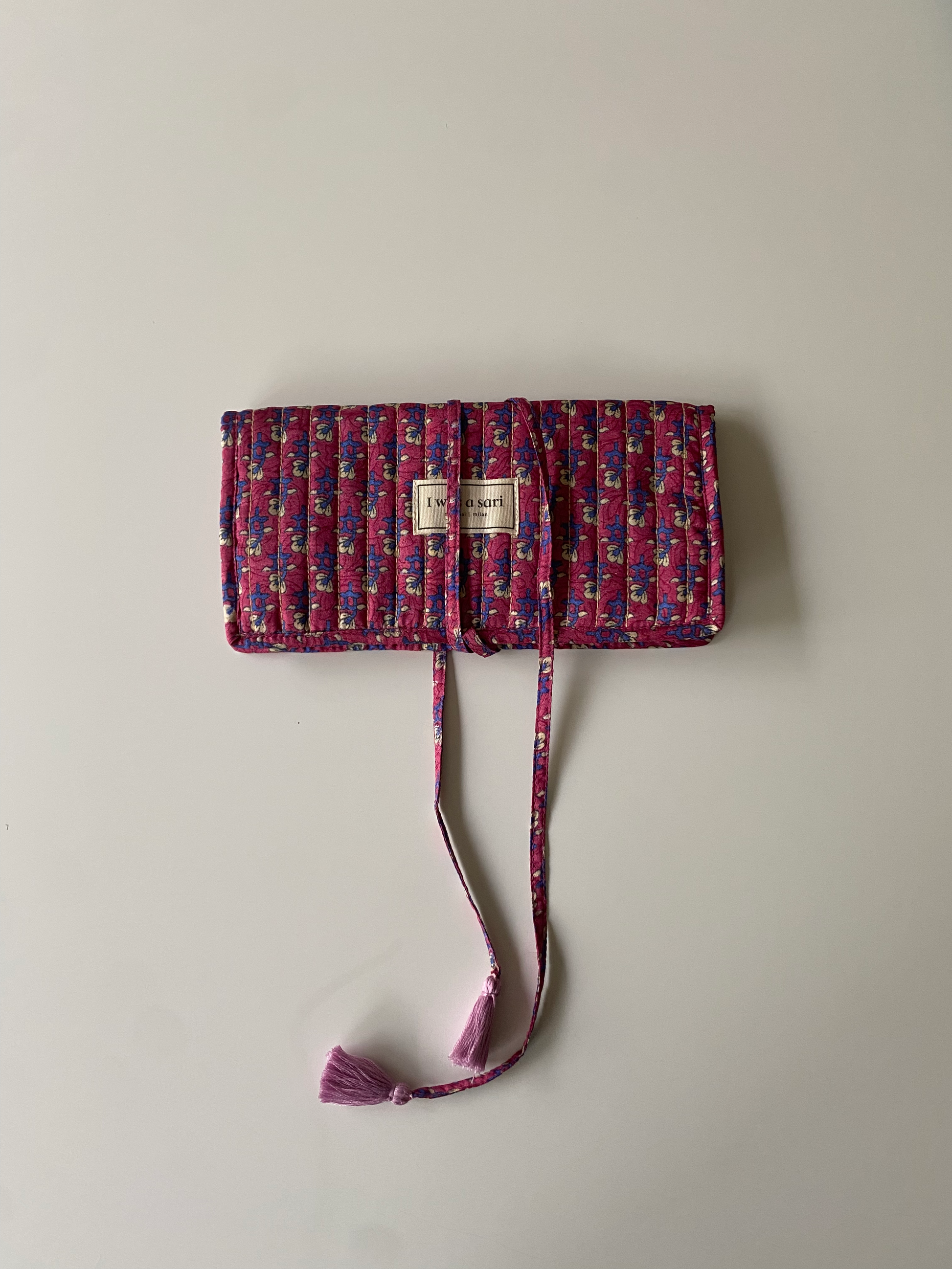 Pochette en sari recyclé lilas et bleu avec fermeture à cordon, pièce unique artisanale